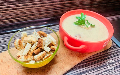 Подавайте суп в небольшой глубокой тарелке со свежей зеленью и сухариками из белого хлеба. Приятного аппетита!