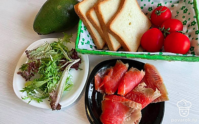 Сделать тосты. Промыть листья салат и овощи, просушить полотенцем.