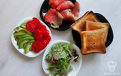 Подготовьте все ингредиенты. Томаты нарежьте кружочками. Если взять помидоры черри они будут слаще обычных томатов. Авокадо нарежьте не крупными ломтиками.