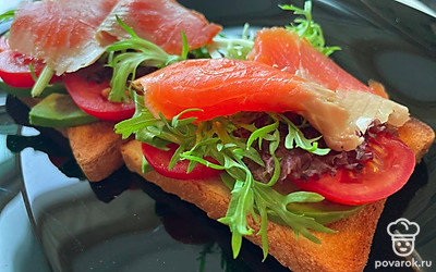 В произвольной очередности выложите на тосты авокадо, томаты, листья салата и филе лосося. Наш завтрак готов.