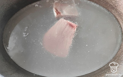 Говядину опустить в 3 литра воды, варить 2 часа на среднем огне.