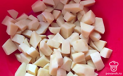 Картошку почистить, нарезать некрупно, отправить в суп. Посолить.