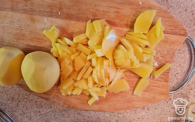 Картофель соломкой нарезать и запустить в бульон.