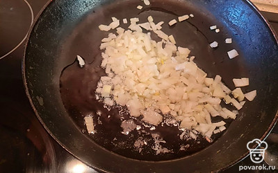 Лук нарезать мелко кубиками.