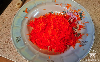 Морковь нужно натереть на мелкой терке.