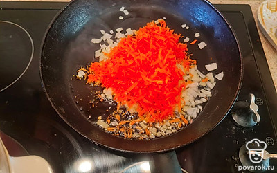 Пассируем овощи на небольшом количестве сливочного масла. Я предпочитаю не пассировать, добавляю в свежем виде. Особенно если рыба жирная, лучше овощи не обжаривать. 