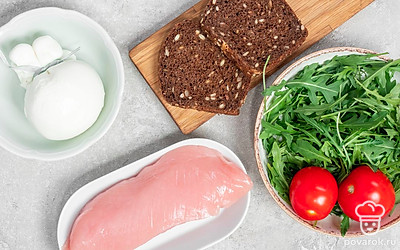 Вымойте филе индейки, обсушите и уберите пленки. Промойте рукколу, высушите ее полотенцем. Помидор помойте и порежьте кружочками. Сыр порежьте небольшими ломтиками. Подготовьте кастрюлю.