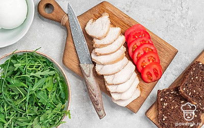 Отварите индейку. Положите филе индейки в кипящую воду, посолите, добавьте перец и отварите мясо 30 минут. Затем остудите и разрежьте на дольки среднего размера.