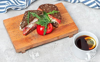 Готовый сэндвич с филе индейки и бурратой переложите на тарелку, разрежьте его на две части и подавайте вместе с кетчупом.