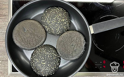 Смажьте булочки оливковым маслом со стороны срезов и обжарьте на разогретой сковороде на сильном огне 1 минуту, слегка прижимая рукой центр булочки. Снимите с огня, булочки переложите на доску, сковороду сохраните.