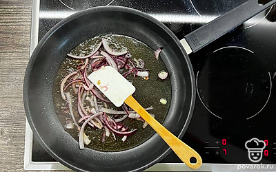 Красный лук нарежьте тонкими дольками. В сковороде, в которой жарились булочки, разогрейте 1 ст. ложку оливкового масла и обжарьте лук, помешивая, 2 минуты на среднем огне. Затем влейте 100 мл воды, всыпьте тростниковый сахар и тушите, периодически помешивая, 5 минут. Снимите с огня, карамелизованный лук переложите в чистую миску, сковороду протрите салфеткой и сохраните.