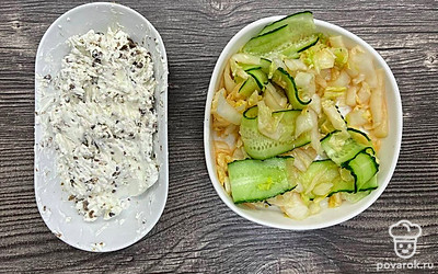 Огурец нарежьте тонкими лентами с помощью овощечистки. Для приготовления салата в чистую миску положите огурец и капусту кимчи, посолите и перемешайте. Для приготовления трюфельного крема в чистую миску выложите творожно-сливочный сыр и трюфельную пасту, если у вас такая есть, посолите и перемешайте. Если трюфельной пасты нет, то можно обойтись сыром.