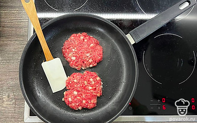 Репчатый лук очистите и нарежьте мелким кубиком. В чистую миску выложите фарш, добавьте репчатый лук, влейте 3 ст. ложки воды, посолите, поперчите, хорошенько вымешайте, пару раз отбейте фарш об миску или поверхность стола. Из фарша сформуйте две тонких котлеты.