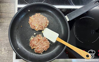 В сковороде, в которой карамелизовался лук, разогрейте 1 ст. ложку оливкового масла и обжарьте бифштексы 2,5 минуты на среднем огне с одной стороны, переверните и жарьте еще 2,5 минуты с другой стороны.