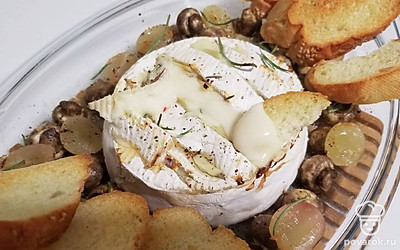 Подавайте запеченный сыр горячим, прямо в форме для запекания, ломтики багета разместите рядом. Используйте багет вместо столовых приборов, чтобы набирать расплавленный сыр.