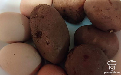 Отвариваем яйца и картошку.