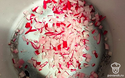 Нарезаем редис.