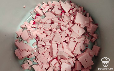 Нарезаем колбасу.