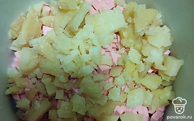 Нарезаем картофель.