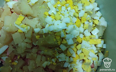 Нарезаем яйца.