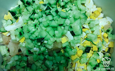 Нарезаем огурец.