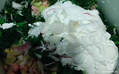 Добавляем сметану.