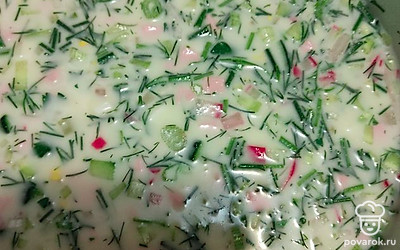 Добавляем сыворотку и всё смешиваем. Блюдо готово.