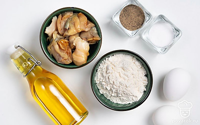 Куриные яйца тщательно вымойте и просушите, используя для этого бумажные полотенца. Также подготовьте миксер и сковороду.