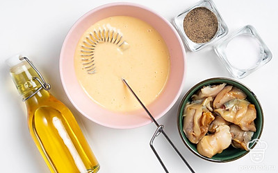 Подготовьте ингредиенты. Яйца и муку добавьте в глубокую миску, а затем, используя миксер, взбейте до жидкой консистенции. Мясо трубача приправьте перцем и солью.