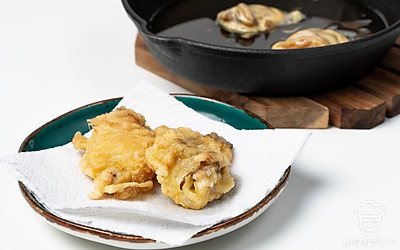 Приготовьте блюдо. Окуните трубача в тесто, а затем аккуратно уберите лишнее. Разогрейте сковороду с растительным маслом, а затем обжарьте моллюска на сильном огне. Когда кляр подрумянится, выложите закуску на тарелку.