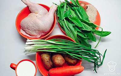 Рис промойте холодной водой, замочите. Почистите и помойте холодной водой овощи, помойте зелень.