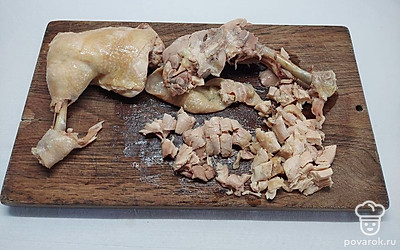 Куриные окорочка поместите в сотейник, залейте холодной водой и доведите до кипения. Слейте первый бульон, снова залейте холодной водой; доведите до кипения, убавьте огонь и на небольшом огне отварите мясо до готовности. Достаньте мясо, охладите и отделите от костей. Порежьте порционными кусочкам.