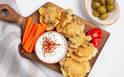 Аппетитного хрустящего трубача в кляре подайте к столу сразу после приготовления. В отдельную пиалу выложите соус, благодаря ему закуска станет еще вкуснее.