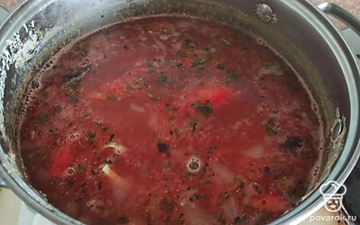 Добавьте томат, специи и лапшу в суп, дайте настояться. 