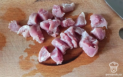 Мясо помойте и порежьте кусочками.