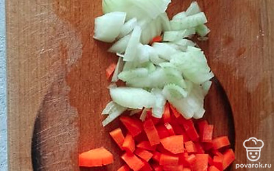 Лук и морковь порежьте кусочками.