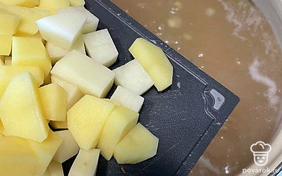 В готовый куриный бульон добавляем картошку.