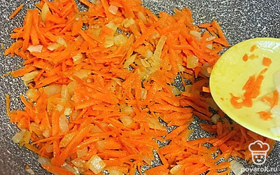 Готовим поджарку из лука и моркови. Обжариваем на капле масла до мягкости.