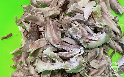 Варенную курицу разделываем небольшими кусочками и добавляем в бульон с картошкой.