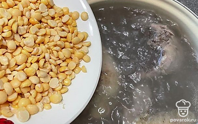 И горох. Предварительно за несколько часов до готовки горох нужно промыть и замочить.
