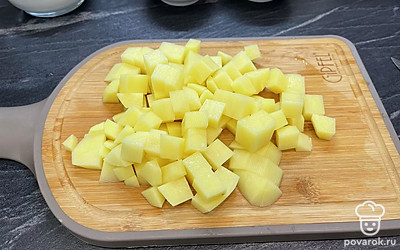 Вскипятите воду, нарежьте картофель и закиньте вариться до готовности.