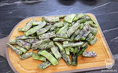 Промойте стручковую фасоль, отрежьте с двух сторон хвостики и нарежьте на 2-3 части. Фасоль варится быстро, 10 минут достаточно, закинуть в воду после того, как будет готов картофель. 