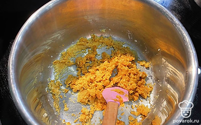 Смешайте в сотейнике муку и масло, растопите и размешайте до однородной консистенции, немного обжарьте до светло-коричневого цвета и потом добавьте паприку.