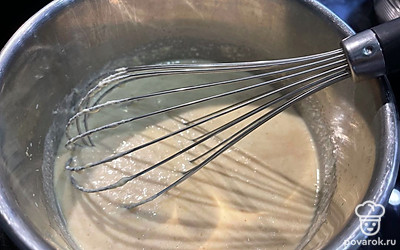 Влейте сливки и/или молоко, хорошо перемешайте венчиком, для более гладкой текстуры можно взбить миксером или блендером. 