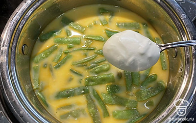 Медленно влейте мучную смесь в суп одновременно помешивая во избежания комочков, потом добавьте сметану, по одной ложке активно перемешивая.
