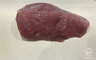 Варим мясной бульон, мясо можно брать любое, у меня свиной окорок. После закипания снимаем пенку и варим 20 минут.