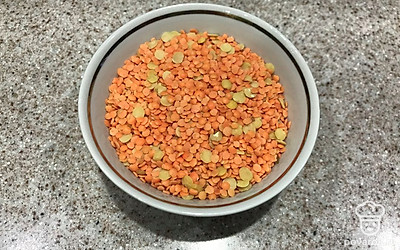 В мясной бульон добавляем чечевицу, даём покипеть 5 минут и следом отправляем овощи, кроме зелени.