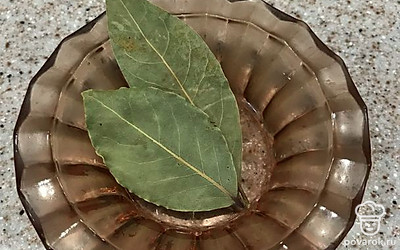 Ещё через 10 минут, солим и перчим по вкусу, добавляем лавровый лист и зелень. Через 5 минут можно выключать.