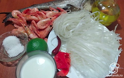 Вымойте, просушите и нарежьте рыбу небольшими кусочками. Перец промойте, избавьте от семян и нарежьте тонкими кольцами. Креветки промойте и очистите.