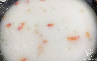 Разогрейте сковороду с небольшим количеством масла, добавьте перец и влейте бульон. Затем добавьте кокосовое молоко и имбирь. Доведите до кипения.